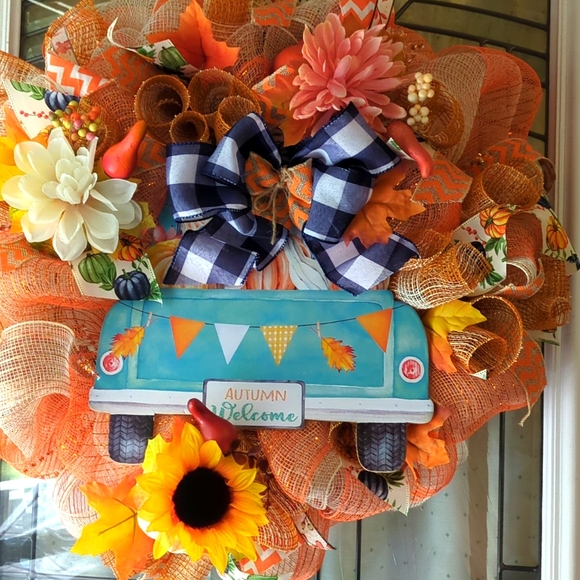 A Cute Autumn Welcome Wreath - Picture 5 of 12